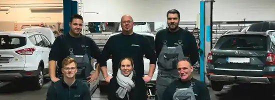 Das Fiethen-Team gemeinsam in der Werkstatt